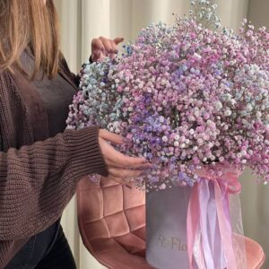 Flowerbox z kolorowej gipsówki